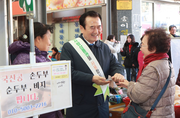 서춘수 함양군는 12일 연말연시를 맞아 지리산 함양시장에서 군청 직원들과 함께 전통시장 이용 홍보 및 함양사랑상품권 활성화 캠페인을 실시했다./ⓒ함양군