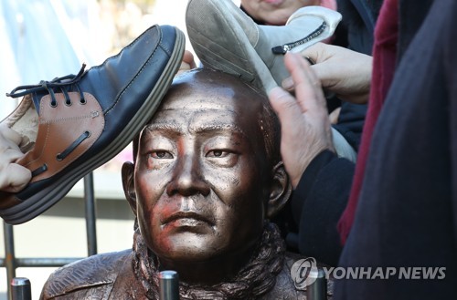 '전두환 구속 수사 촉구' 상징의식 = 신군부가 일으킨 12·12 군사반란 40주년인 12일 5.18 관련 단체 회원들이 서울 광화문광장에서 전두환 전 대통령의 구속 수사를 촉구하는 기자회견을 한 뒤 이를 상징적으로 표현하기 위해 제작한 동상 조형물을 때리는 퍼포먼스를 하고 있다. 2019.12.12