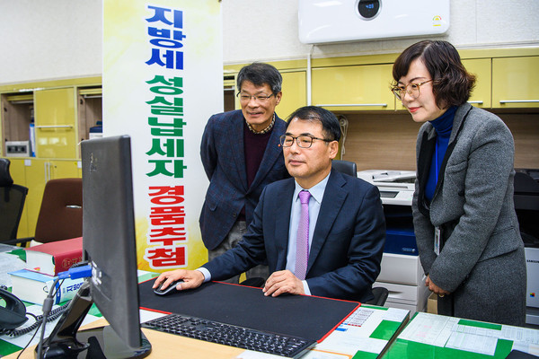 장충남 군수가 지방세 성실납세자 경품 추첨을 하고 있다./ⓒ남해군