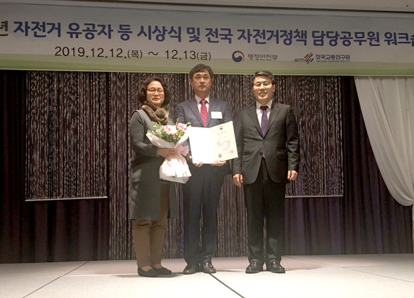 진주시는 12일 오후 여수 베네치아호텔 컨벤션센터에서 열린 행정안전부 주관‘2019 자전거 이용 활성화 우수단체’시상식에서 행정안전부장관 기관표창을 수상했다./ⓒ진주시