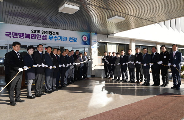 창녕군은 12일 군청 현관에서 한정우 군수를 비롯한 군의원, 민원공무원 등 30여명이 함께한 가운데 ‘국민행복민원실’ 현판식을 가졌다./ⓒ창녕군