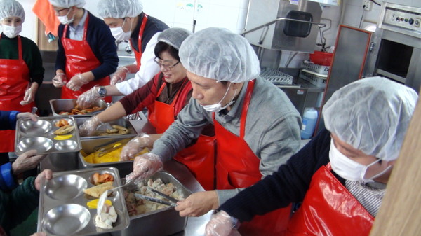 한국토픽교육센터 오세형대표, 사당종합사회복지관에서 급식 봉사활동과 도서 기부 펼쳐/ⓒ토픽코리아