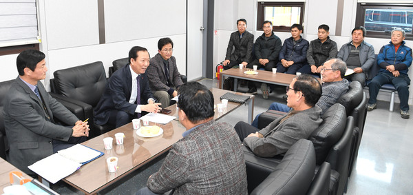 구인모 거창군수는 13일 거창사과 통합마케팅 유통체계를 올해 처음 도입해 운영하고 있는 남거창농협 산지유통 센터를 방문했다./ⓒ거창군