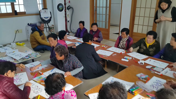 의령군은 신체적․지리적 여건이 어려워 센터 방문이 힘든 어르신들을 위하여 마을 경로당을 직접 찾아가서 다양한 여가 및 문화 활동을 지원하는‘찾아가는 마을센터’를 12월부터 시범운영 한다./ⓒ의령군​