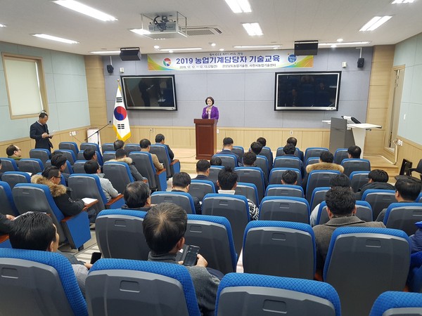 사천시는 경상남도 농업기술원 주최로 사천시농업기술센터에서 경남 시군 농업기계 담당자 40여 명과 함께 기술교육 및 시상식을 가졌다./ⓒ사천시