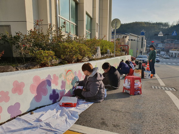 하동군청소년수련관은 지난 주말 청소년수련관 외벽에 벽화그리기 작업을 실시했다./ⓒ하동군