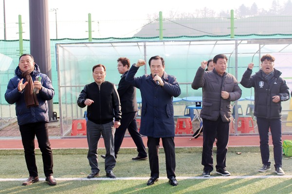 함양군은 14일 지역 생활체육인들의 결속을 다지는 함양군생활체육대회를 개최했다.(축구)/ⓒ함양군