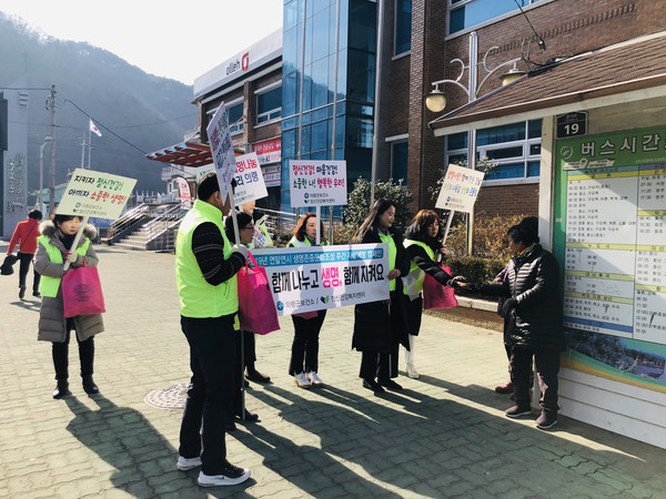 의령군 보건소 정신건강복지센터는 연말연시를 맞아 따뜻한 생명존중문화 조성을 위해 지난 13일 군민 500여 명을 대상으로 자살예방 캠페인을 실시했다./ⓒ의령군