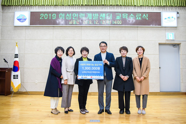 남해여성인력개발센터가 지난 12일 하반기 교육과정 수강생들과 함께 한해를 마무리하는 작품발표 및 전시회를 열었다./ⓒ남해군