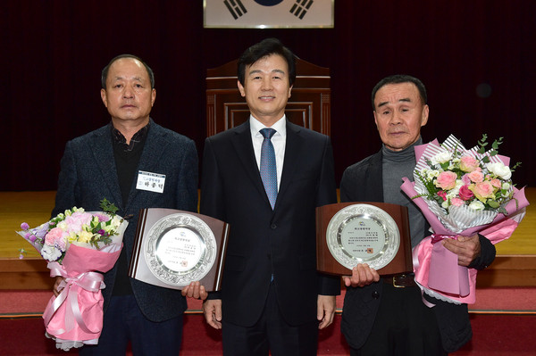 진주시는 16일 오전 시청 시민홀에서 상우정공(주) 하종덕 대표와 (주)범우정밀 이점범 대표에게 올해의『최고경영자상』을 수여했다./ⓒ진주시