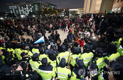 8시간째 이어지는 보수단체 국회 내 집회= 16일 서울 여의도 국회 본청 앞에서 '패스트트랙 법안 날치기 상정 저지 규탄대회'에 참가했던 보수단체 회원들이 '공수처법 폐기 및 선거법 날치기 중단'을 요구하며 8시간째 집회를 이어가고 있다. 2019.12.16