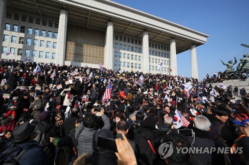 국회에서 '선거법·공수처법 반대' 외치는 보수단체= 자유한국당의 '패스트트랙 법안 날치기 상정 저지 규탄대회'에 참가한 보수단체 회원들이 16일 국회 본청 앞에서 '선거법과 공수처법'에 반대집회를 하고 있다. 2019.12.16