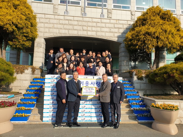 대한한돈협회 사천시지부에서는 연말을 맞아 지난 16일 돼지고기를 관내 소외계층 시설 37곳에 전달하는 한돈 나눔행사를 전개했다./ⓒ사천시