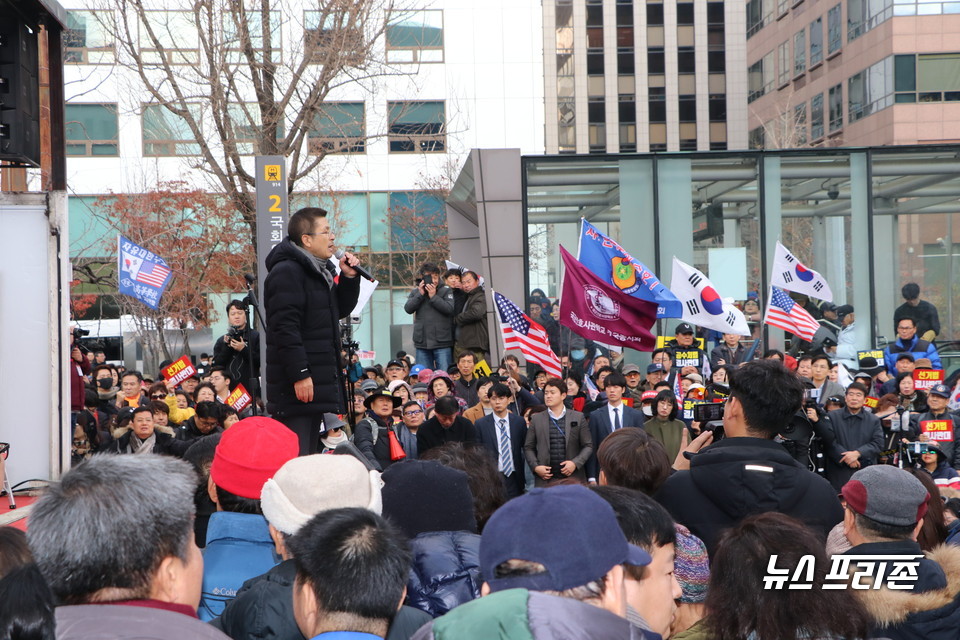 서울 여의도동 국회앞 보수집회 현장에서 발언하는 황교안 자유한국당 대표