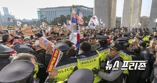 지난 16일 자유한국당 당원들과 우리공화당 지지자, 보수단체 회원들이 선거법과 공수처법 처리를 반대하며 국회 본청을 시도하고 있다. 2019.12.17