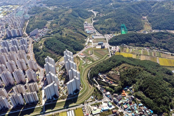 진주시 도시 팽창에 따른 교통체증 해소 위한 도로건설사업 등 본격 추진-말티고개(항공사진)/ⓒ진주시