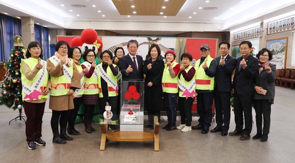 의령군과 경남사회복지공동모금회는 18일 군청에서 이선두 군수와 200여 명의 군민, 기관·단체가 참여한 가운데 희망2020 나눔 캠페인 순회모금 “사랑의 열매 달기” 행사를 가졌다./ⓒ의령군