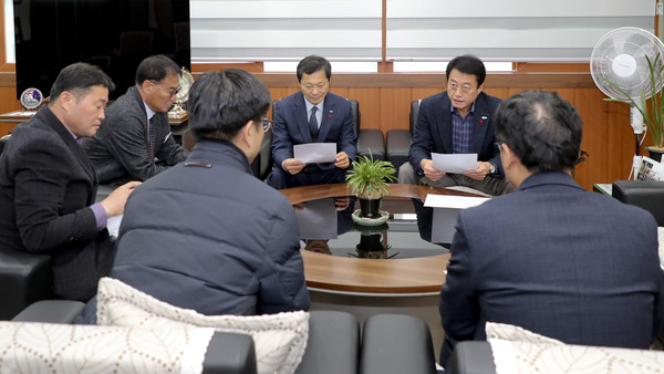 합천군은 지난 17일 합천군청에서 사용자 편의성 확대와 상품권 운영 다양화를 위한 ‘모바일 합천사랑상품권 발행 업무 협약식’을 (재)한국간편결제진흥원과 체결했다./ⓒ합천군