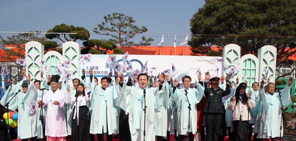 함양군은 민선 7기의 실질적인 원년인 올해 서춘수 군수를 중심으로 공무원과 군민이 일심동체가 되어 주요 분야에서 높은 성과를 거뒀다.(만세삼창)/ⓒ함양군