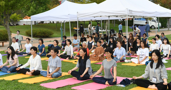 거창군은 2019년 천혜 자연경관을 활용해 오직 거창에서만 볼 수 있는 3대 관광 랜드마크를 조성하고 힐링과 치유를 통한 웰니스 관광도시로 거듭나고 있다.(웰니스명상축제)/ⓒ거창군