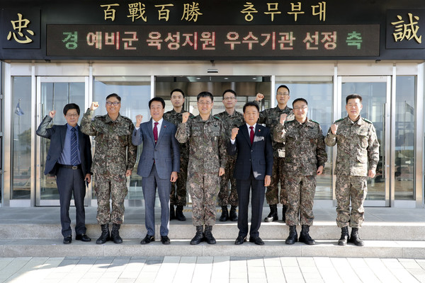 합천군과 합천군의회는 19일 대한민국육군이 주관하는 2019년 예비군육성지원 우수 지자체 선발에서 우수 지자체로 선정돼 육군 제2작전사령관으로부터 감사패를 받았다./ⓒ합천군