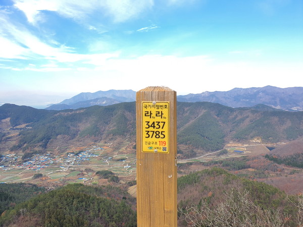 등산 중 위급상황 발생 시 “국가지점번호”알려 주세요(국가지점번호판)/ⓒ남해군