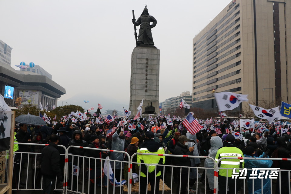 전광훈 목사와 일부 개신교 목사들이 참가한 가운데 21일 오후 서울 광화문 교보빌딩 앞에서 범국민투쟁본부의 대한민국 바로세우기 국민대회가 열리고 있다. 2019.12.21