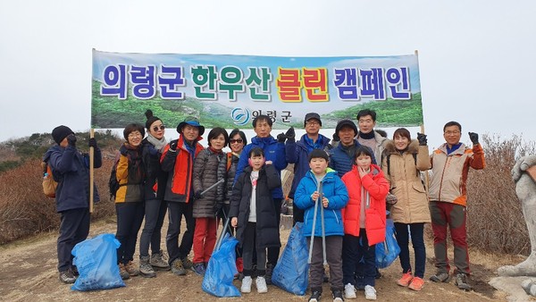 의령군청 산악회는 지난 21일 회원 20여 명이 참석한 가운데 자굴산과 한우산을 연결하는 쇠목재에서 등산로를 따라 3.1km 구간에 산지 정화활동을 펼쳤다./ⓒ의령군