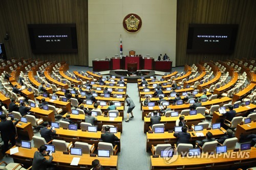 본회의 개의 기다리는 여야 4+1= 더불어민주당, 정의당, 바른미래당 의원 등이 12월 10일 오전 국회 본회의장에서 자유한국당 의원들이 불참한 가운데 본회의 개의를 기다리는 모습