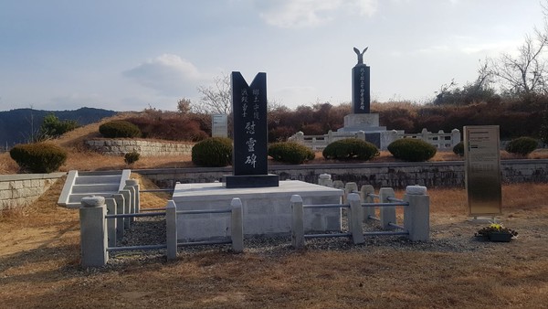 산청군 단성면사무소는 24일 지역 내 현충시설인 ‘향토수호전몰용사위령비’와 ‘항일독립유공자추모비’를 정비했다./ⓒ산청군