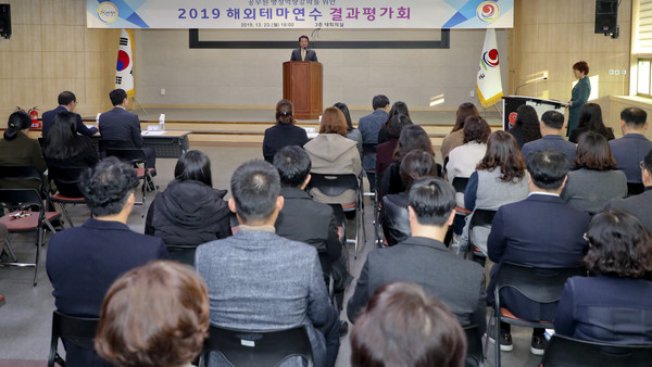 합천군은 지난 23일 군청 3층 대회의실에서 문준희 군수를 비롯해 직원 100여명이 참석한 가운데 ‘2019 공무원 해외테마연수 결과평가회’를 개최했다./ⓒ합천군