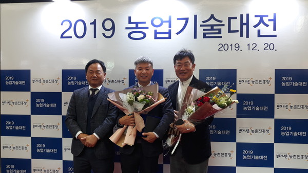 합천군은 지난 20일 농촌진흥청 주관 ‘2019년 한국농업기술보급대상’에서 합천군농업기술센터 강황수 원예계장이 농업기술보급과 농가소득증대 유공으로 우수상을 수상했다./ⓒ합천군