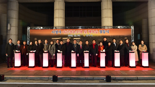 진주 시청사가 시민들이 즐겨 찾는 열린 공간으로 거듭나고 있다.(진주시청사 야간경관조명 및 행복숲 점등식 모습)/ⓒ진주시