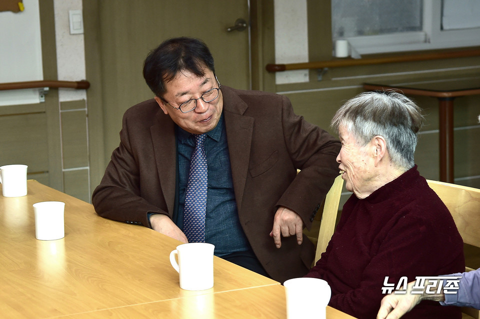 어르신과 함께한 이상천 시장.(사진제공=제천시)