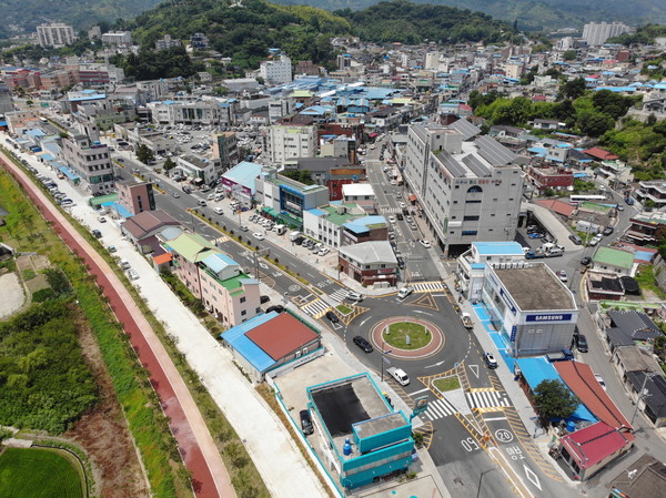 하동읍내 전선·통신시설 지중화사업이 순조롭게 추진되면서 시가지에 전신주가 사라지고 있다./ⓒ하동군