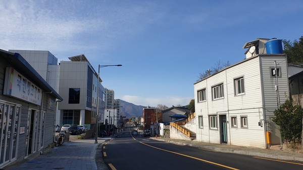 하동읍내 전선·통신시설 지중화사업이 순조롭게 추진되면서 시가지에 전신주가 사라지고 있다./ⓒ하동군