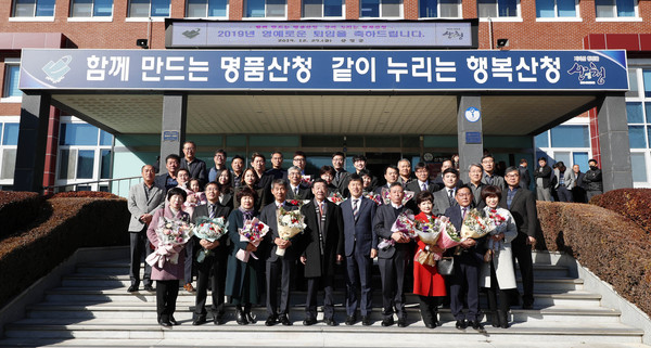 산청군은 27일 오전 군정회의실에서 2019년 하반기 퇴임식을 개최했다./ⓒ산청군