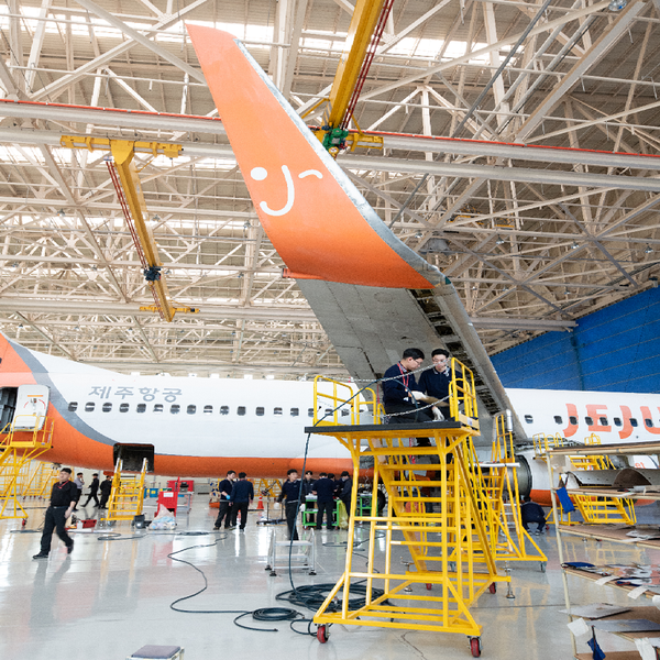 한국항공서비스㈜(이하 KAEMS)는 27일 제주항공과 2020년∼2026년까지 B737NG 13대를 정비하는 장기계약을 체결했다./ⓒKAI