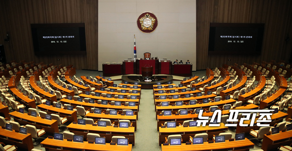 국회는 필리버스터로 여야간 신경전의 대치국면중..