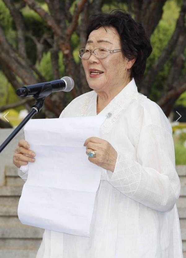 이용수 어머니께서2019년 8월 광복절 주간 일제가 강제 동원한 억울한 전쟁 피해자 위안부로서 대한민국 임시정부 설립 100주년 및 삼일만세운동 100주년을 맞아 일본본토를 직접 방문하여 아베 총리께 직접 공식사죄를 받아 여성인권을 지키고 일본군께 짓밟혔던 이름 없는 소녀의 명예회복을 위한 소회를 밝히는 모습 / 위안부역사박물관 제공