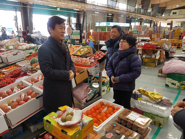 주시는 조규일 진주시장이 지난 27일 진주시 농산물도매시장 청과물동 바닥 보수공사 후 시설물 점검에 나섰다./ⓒ진주시