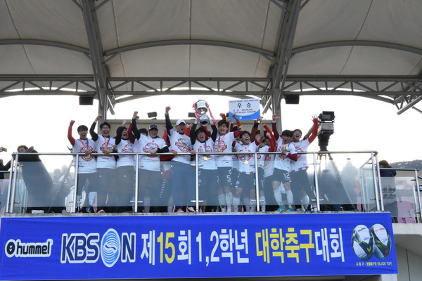 2019년 1월, KBS N 제15회 1,2학년 대학축구대회에서 우승한 안동과학대가 기념촬영 모습./ⓒ창녕군