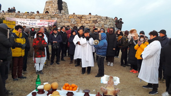 1일, 종남산 새해맞이 행사 시산제에서 박일호 시장이 새해 덕담을 전하고 있다.