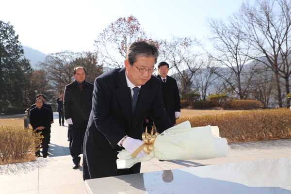 이선두 의령군수은 경자년 새해 첫날 의령군 간부공무원, 손태영 군의회의장, 손호현 도의원 등과 함께 충혼탑, 충익사, 백산추모비를 방문해 참배했다./ⓒ의령군