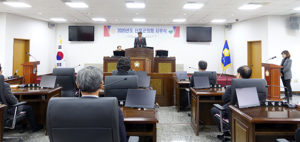 산청군의회가 2일 본회의장에서 전 의원과 직원들이 참석한 가운데 2020년도 산청군의회 시무식을 갖고 새해 업무를 시작했다./ⓒ산청군