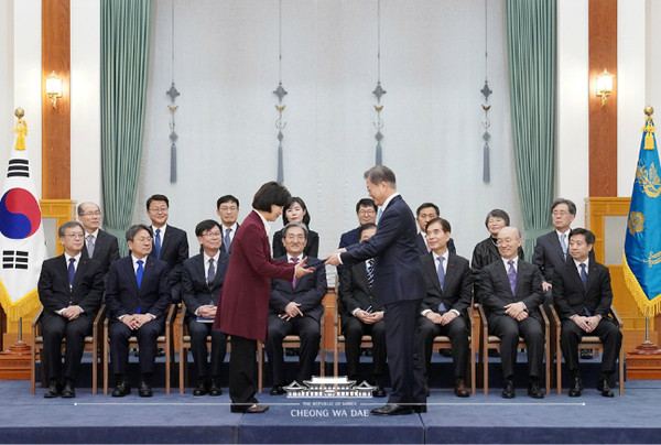 문재인 대통령은  2일 추미애 신임 법무부장관에게 임명장을  수여하고 사법개혁을 주문했다.ⓒ사진제공: 청와대