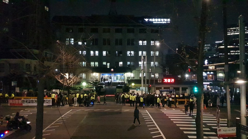 2020.1.2일 종로경찰서에서 대기중인 전광훈 목사를 응원하기위하여 나온 신도 ⓒ이명수 기자