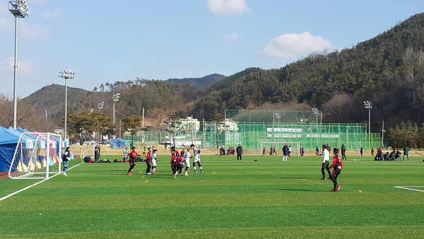 산청군은 오는 13일까지 유소년은 물론 대학부 축구 동계전지훈련이 진행된다./ⓒ산청군