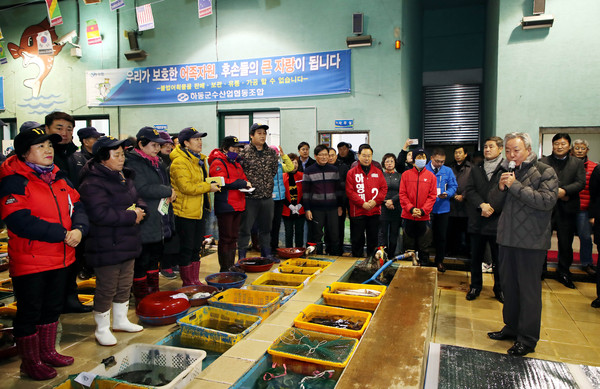 하동군수협은 3일 오전 6시께 금남면 노량항 수협 위판장에서 새해 어업인의 안녕과 만선을 기원하는 2020년 초매식을 가졌다./ⓒ하동군