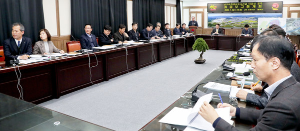 합천군은 8일 군청 소회의실에서‘남부내륙중심도시건설’타당성 검토 용역 최종보고회를 개최했다./ⓒ합천군